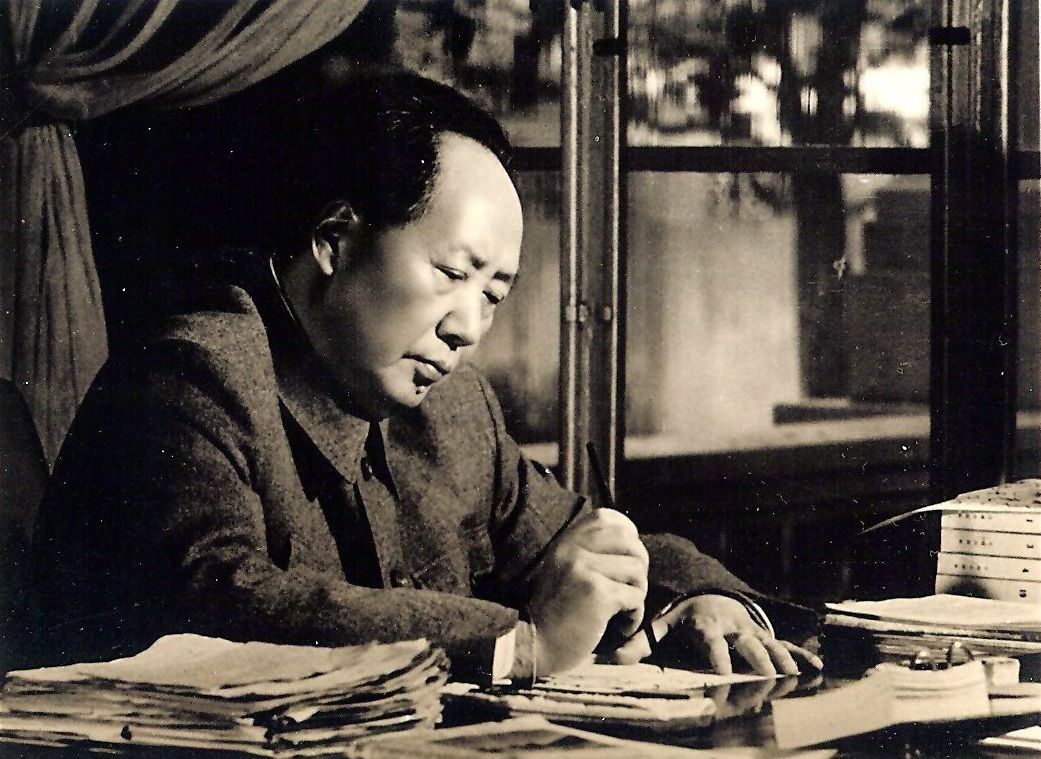 Mao Zedong o Mao Tse Tung en escritorio escribiendo