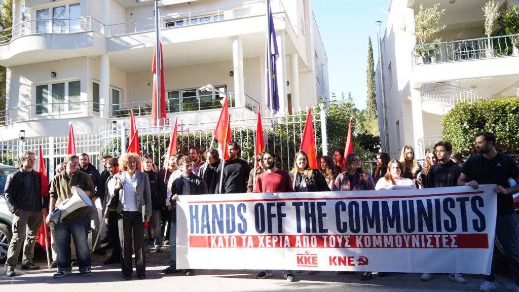 Protest KKE/KNE przed ambasadą RP w Atenach