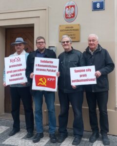 Pikieta KSCM przed ambasadą RP w Pradze